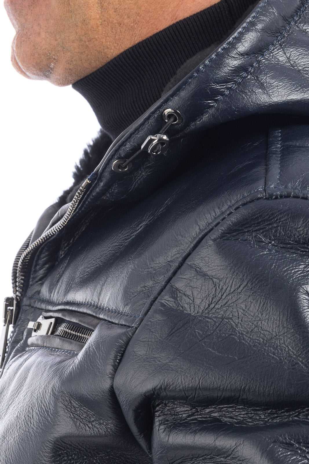 Bomber interamente in montone blu pelo nero con zip e cappuccio