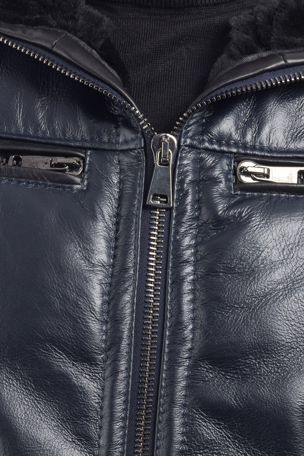 Bomber interamente in montone blu pelo nero con zip e cappuccio