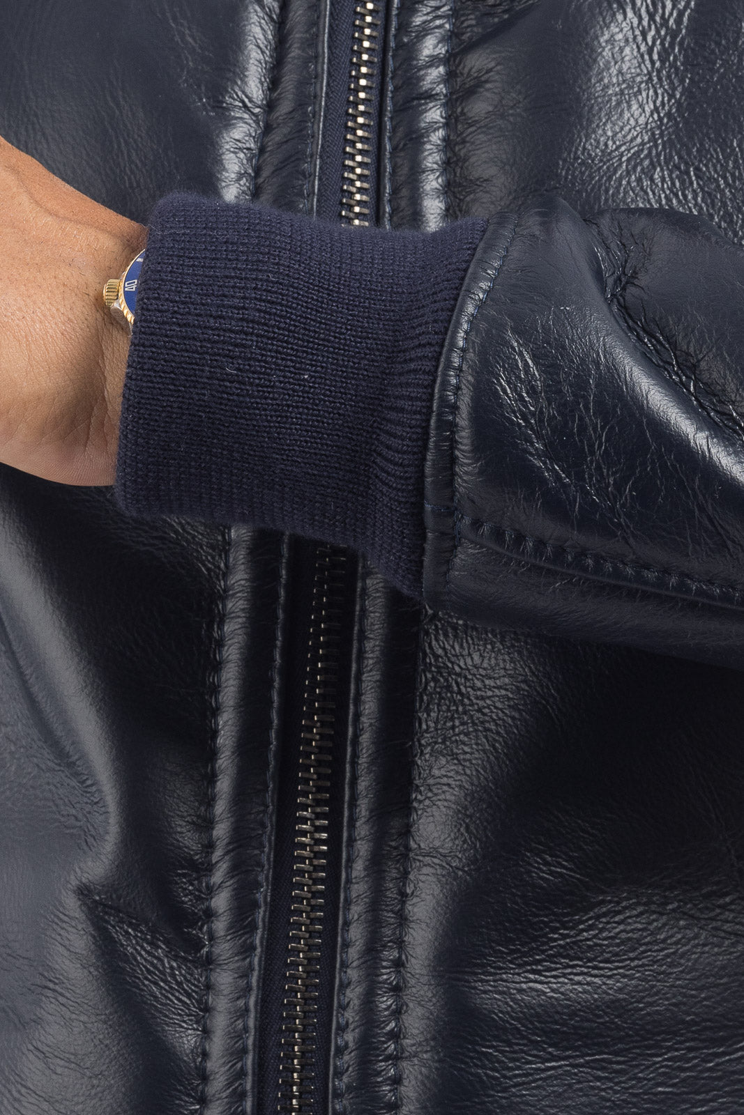 Bomber interamente in montone blu pelo nero con zip e cappuccio