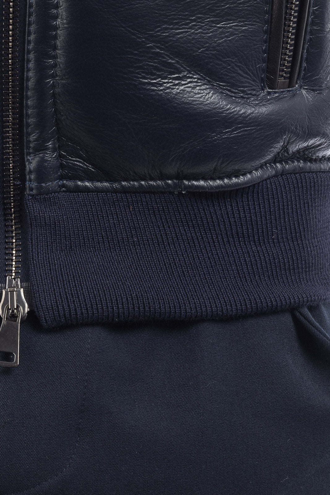 Bomber interamente in montone blu pelo nero con zip e cappuccio