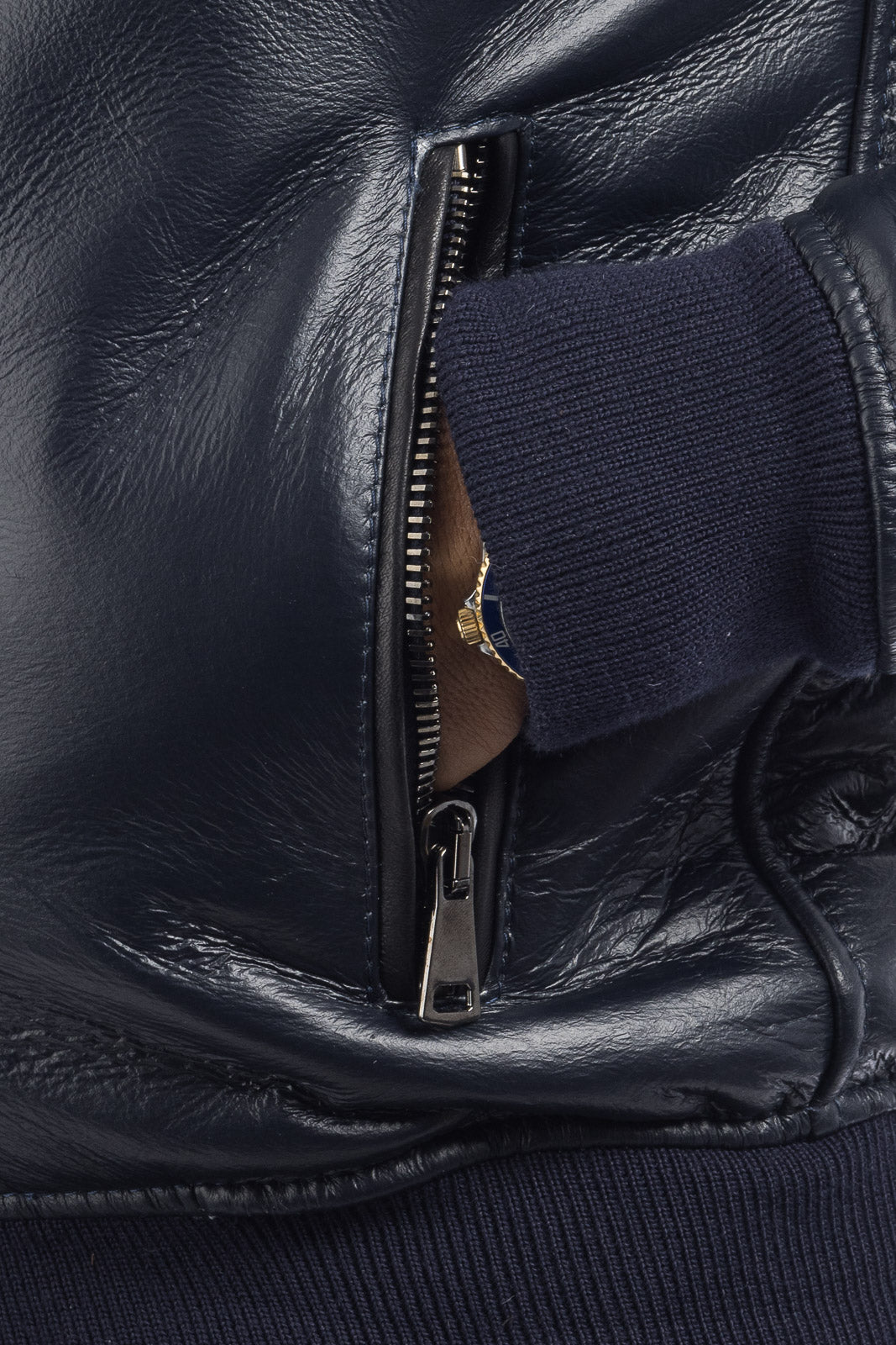 Bomber interamente in montone blu pelo nero con zip e cappuccio