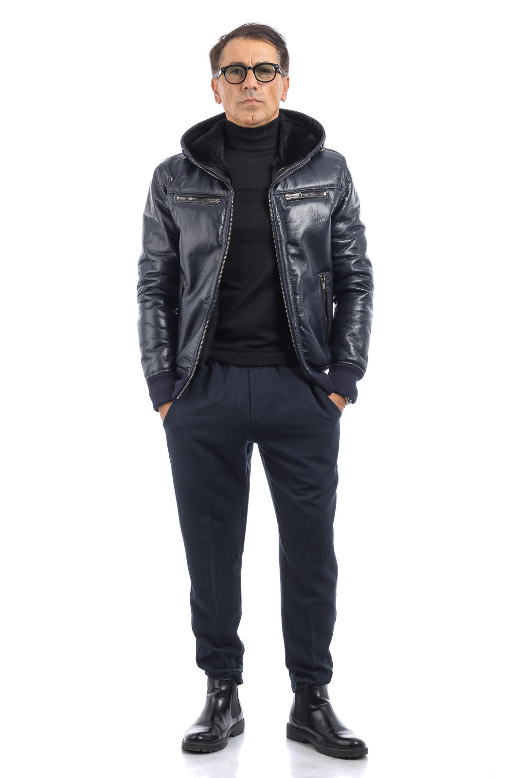 Bomber interamente in montone blu pelo nero con zip e cappuccio