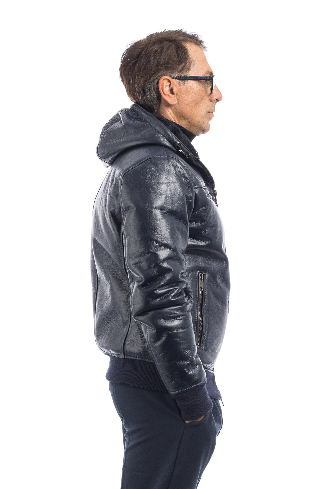 Bomber interamente in montone blu pelo nero con zip e cappuccio