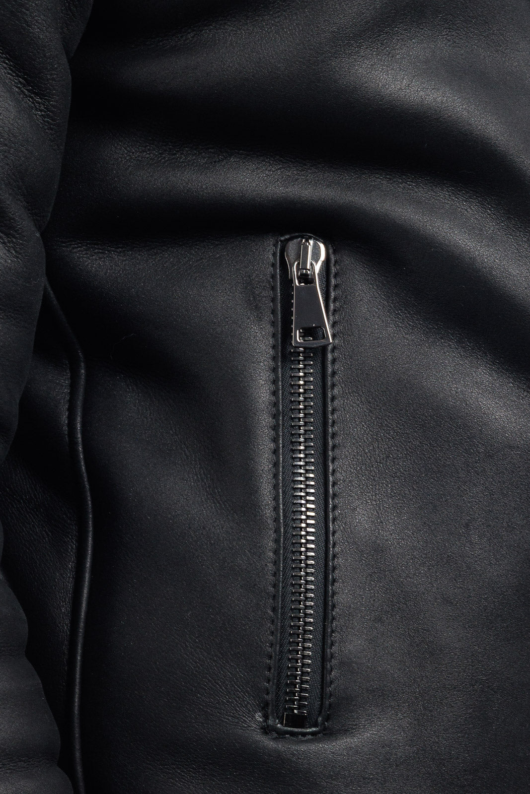 Bomber 22 interamente in montone nero con zip