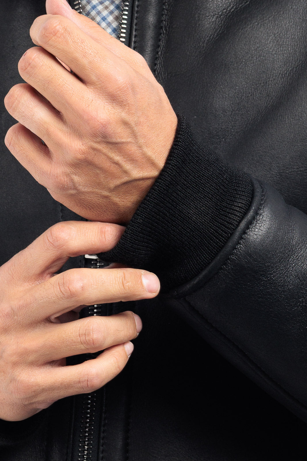 Bomber 22 interamente in montone nero con zip