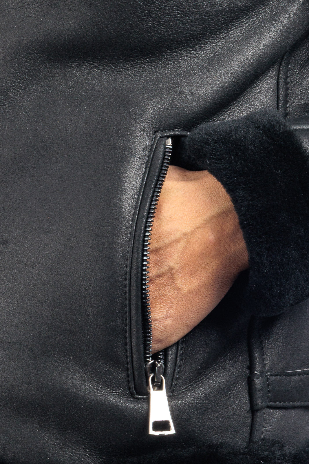 Bomber 77 in montone nero pelo nero con zip