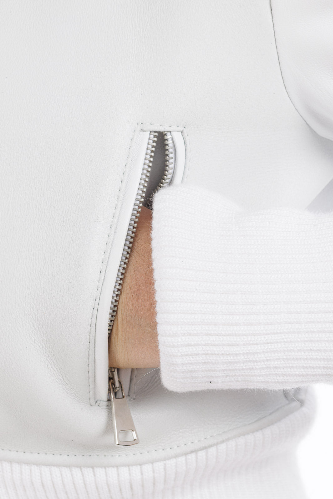 Bomber bianco con cappuccio in montone a pelo lungo