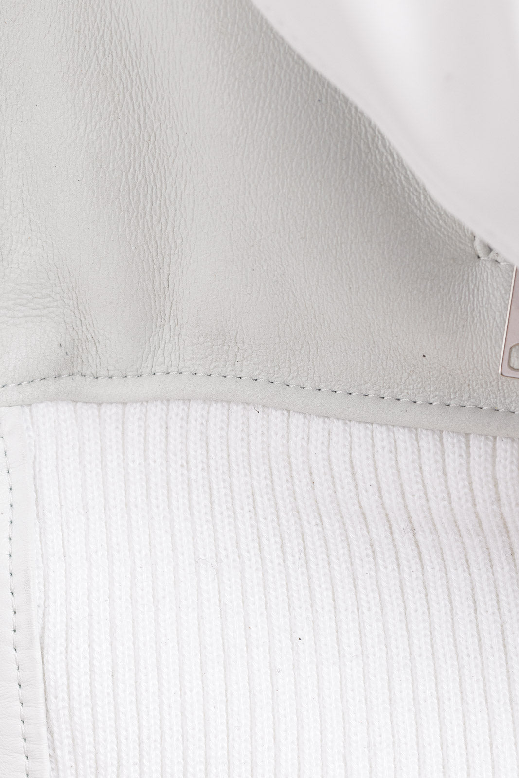 Bomber bianco con cappuccio in montone a pelo lungo