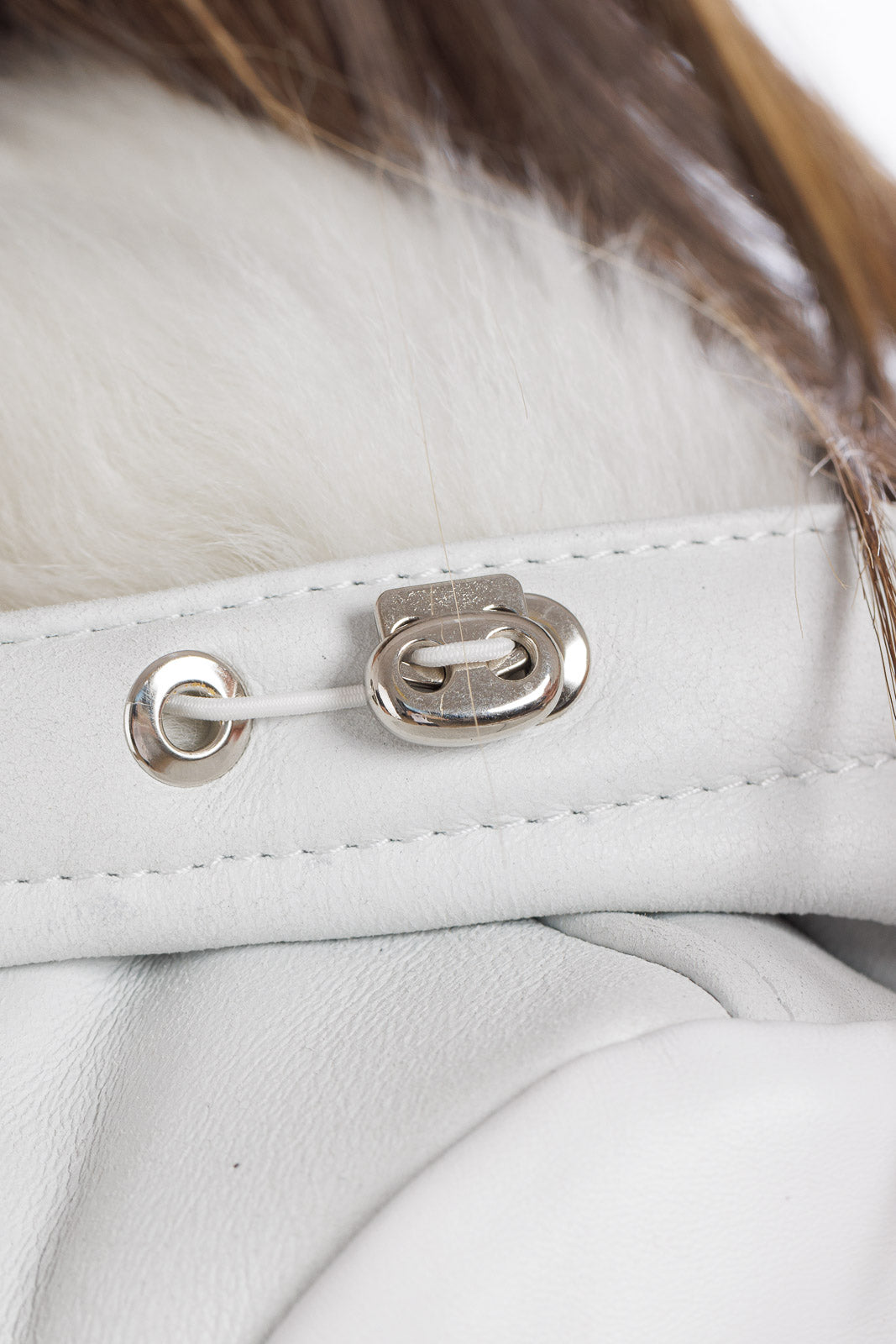 Bomber bianco con cappuccio in montone a pelo lungo