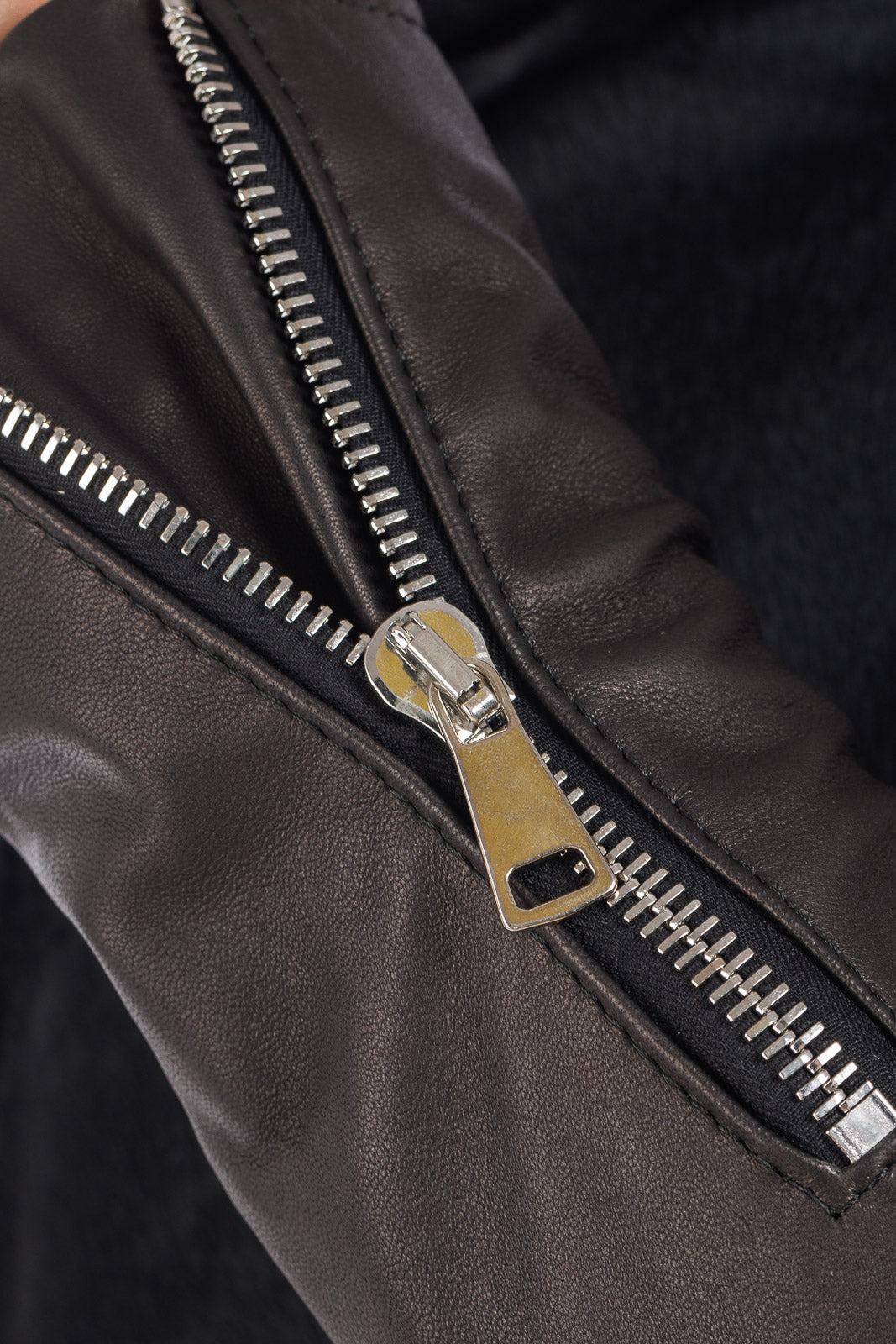 Bomber di cavallino nero con zip