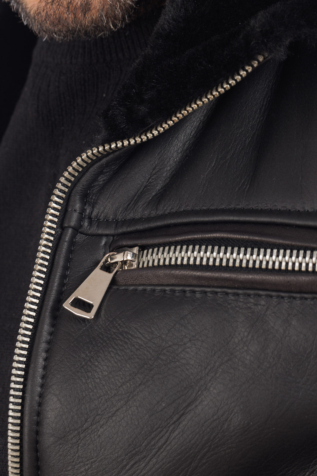 Bomber montone nero con zip