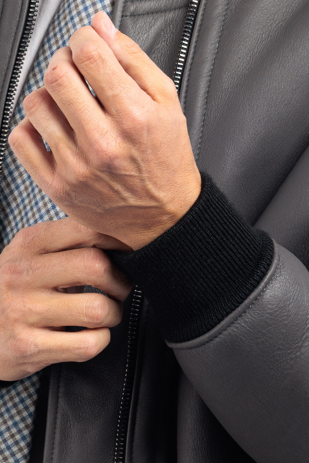 Bomber interamente in montone grigio pelo nero con tasca - linea OVER