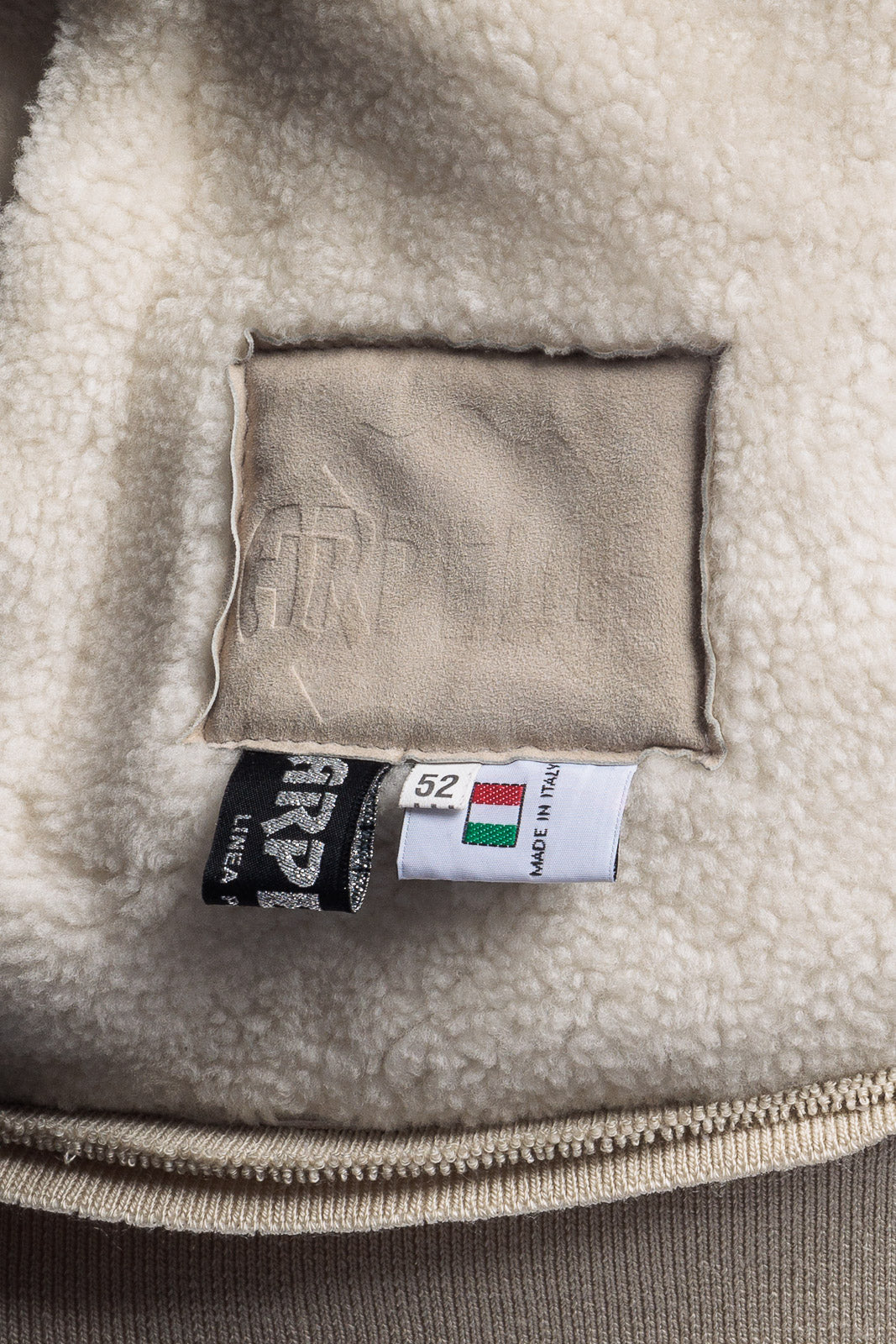 Bomber interamente in montone idrorepellente sabbia pelo bianco uomo con zip