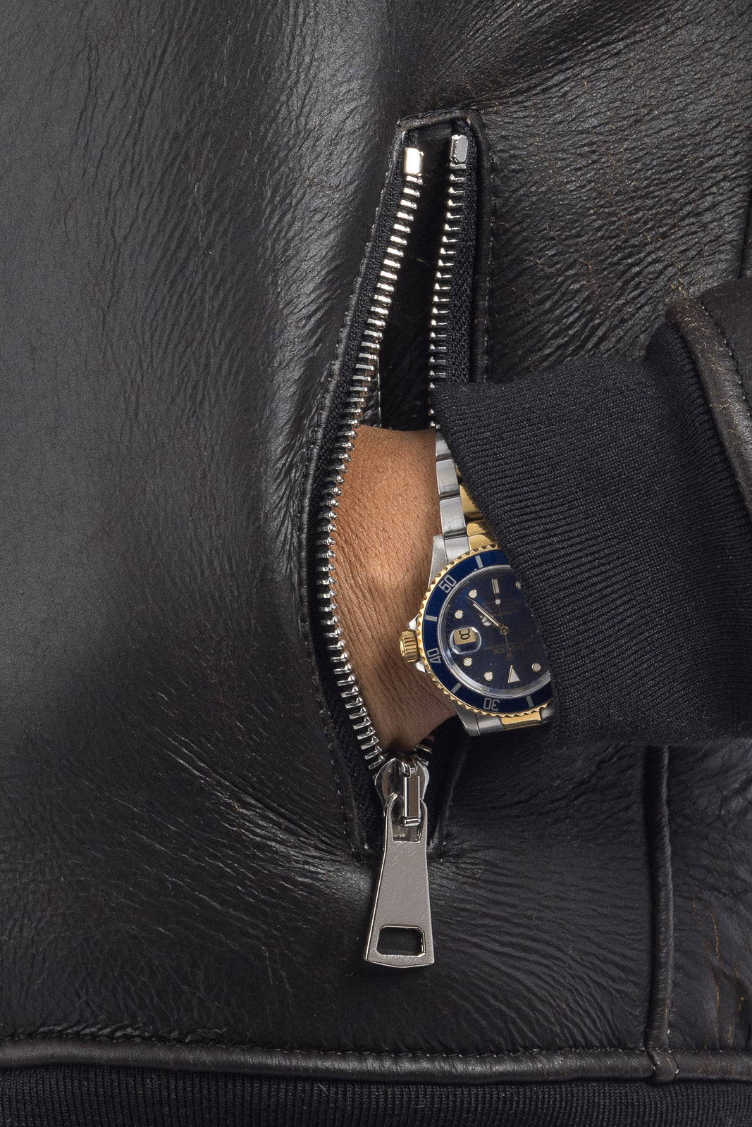 Bomber interamente in montone nero pelo bianco con zip e cappuccio REGLAN