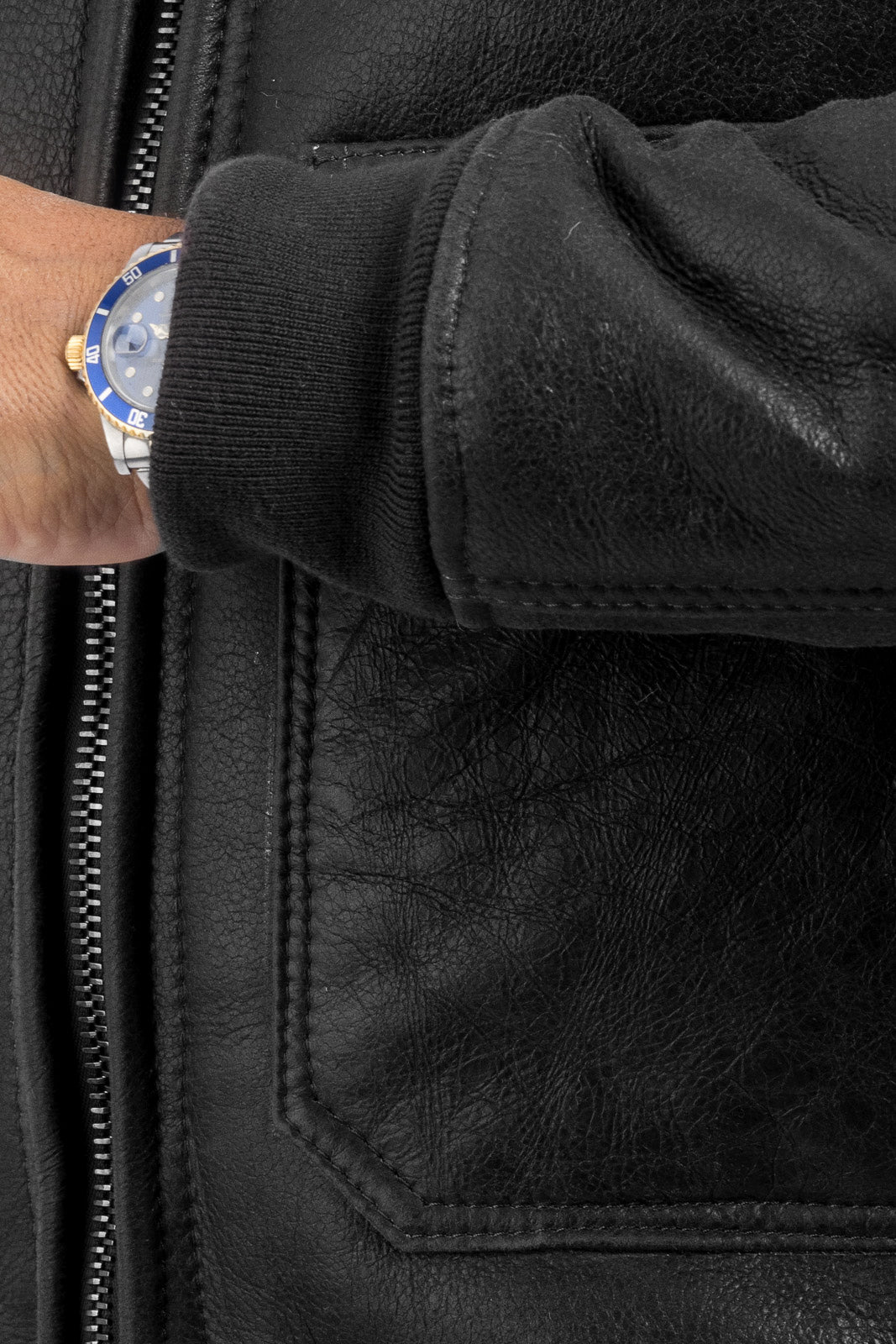 Bomber interamente in montone nero pelo bianco con zip VAST