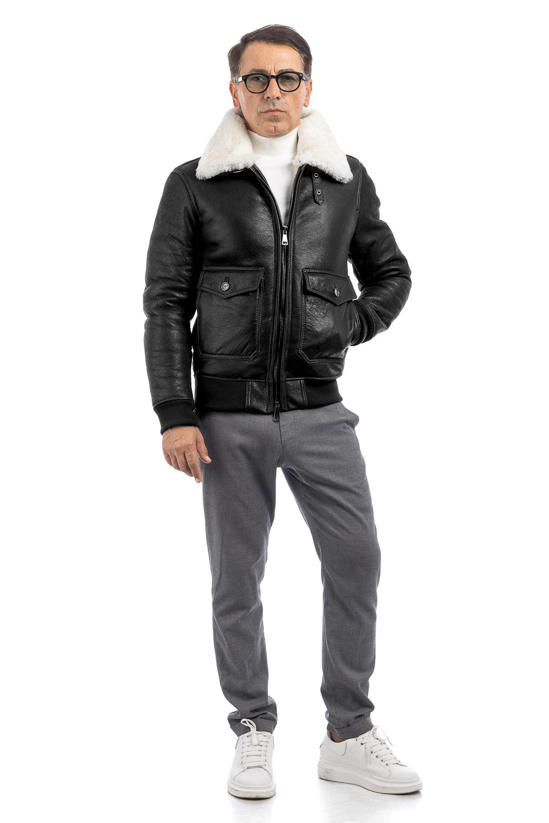 Bomber interamente in montone nero pelo bianco con zip VAST