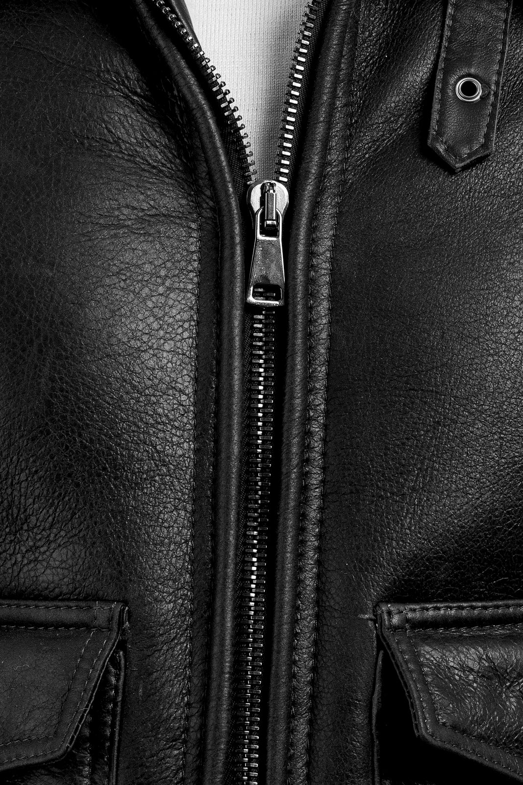 Bomber interamente in montone nero pelo bianco con zip VAST
