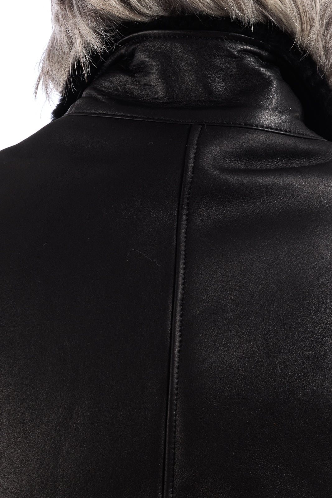 Bomber interamente in montone nero pelo nero con zip