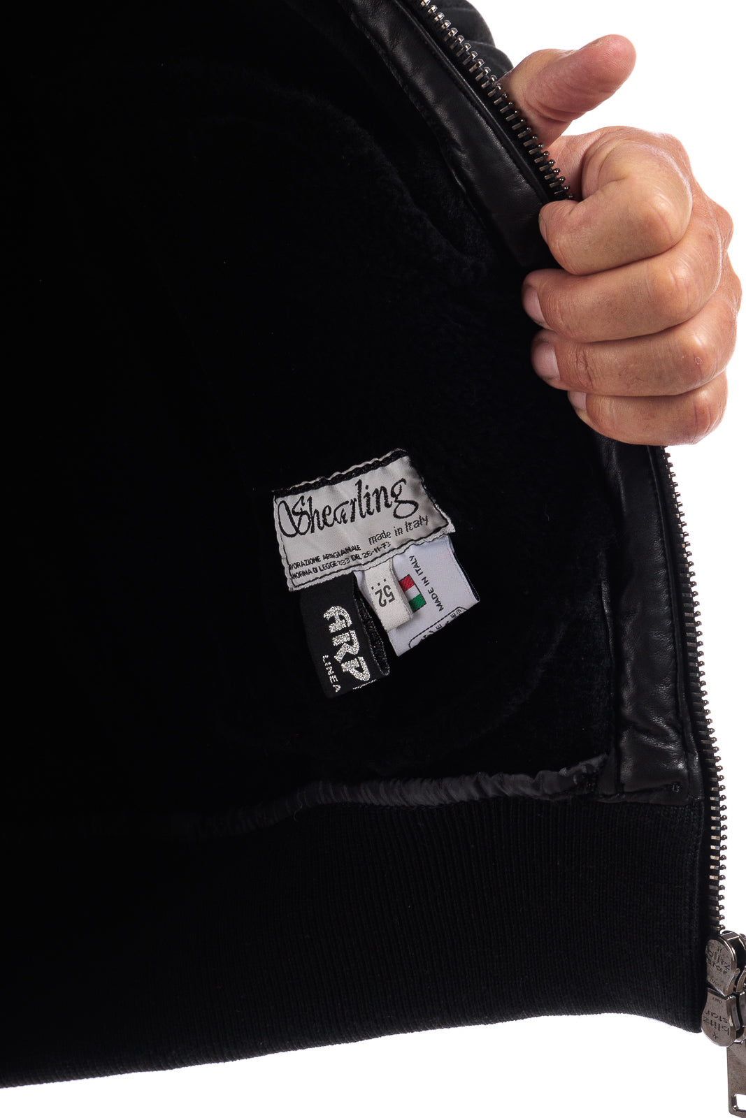 Bomber interamente in montone nero pelo nero con zip