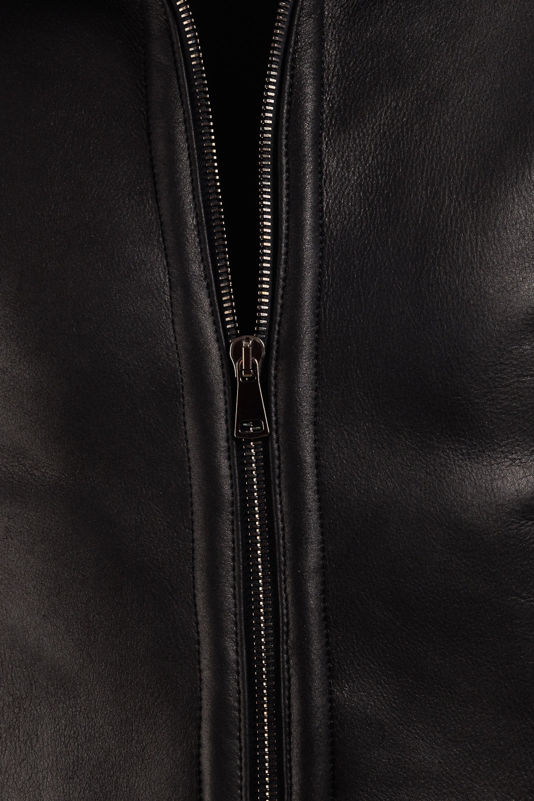 Bomber interamente in montone nero pelo nero con zip