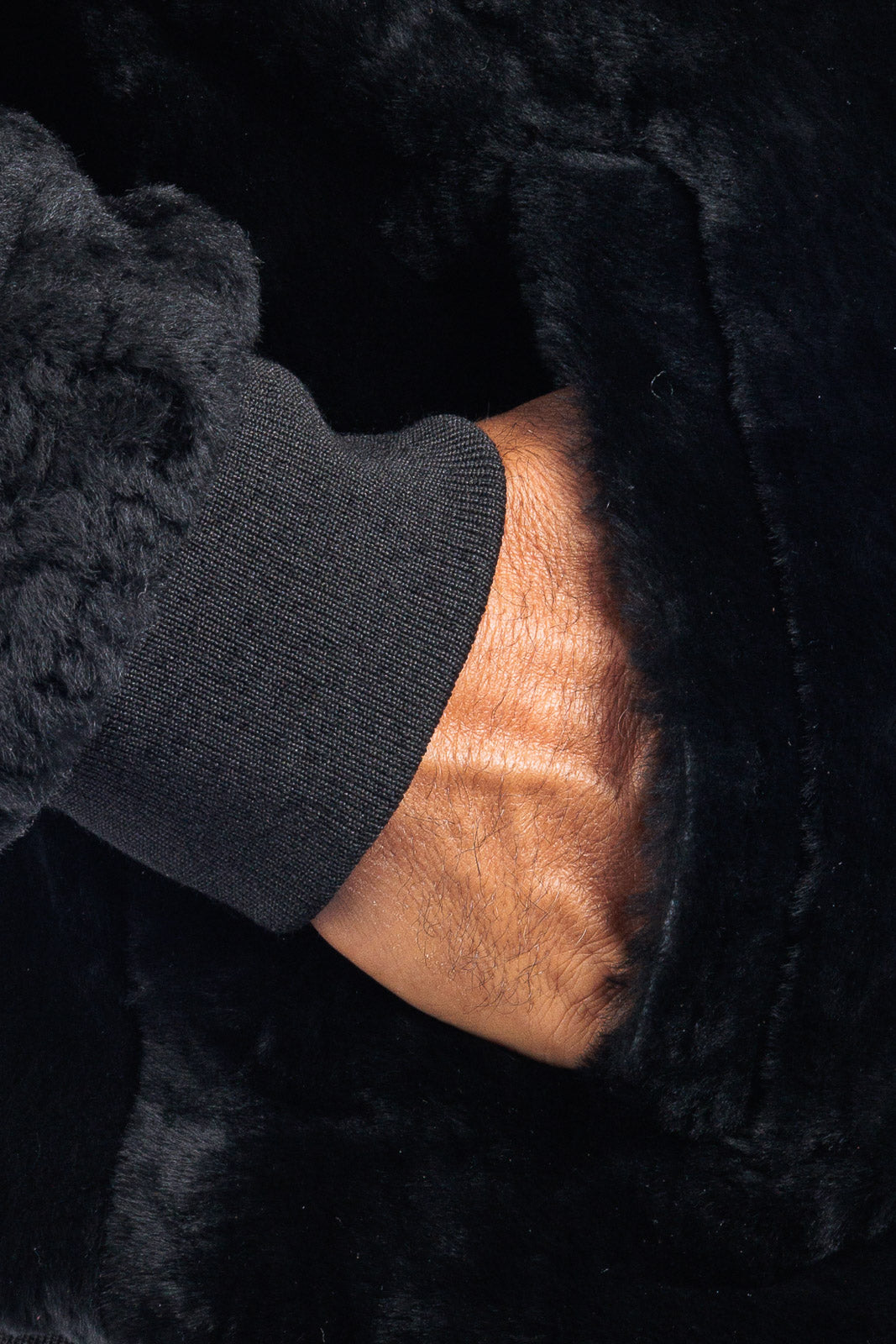 Bomber interamente in montone rovesciato nero con zip double face