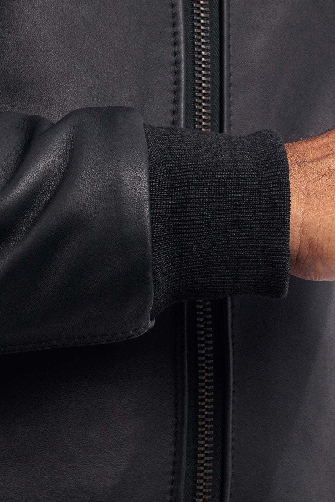 Bomber interamente in montone rovesciato nero con zip double face