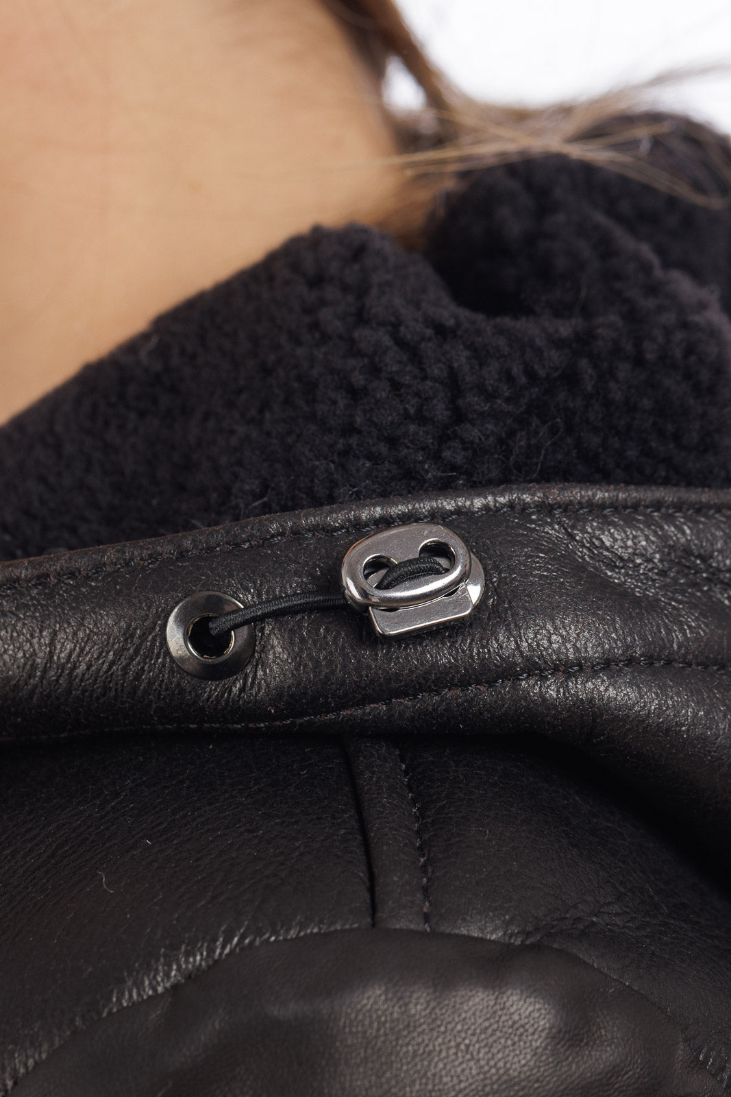 Bomber nero con cappuccio in montone a pelo lungo