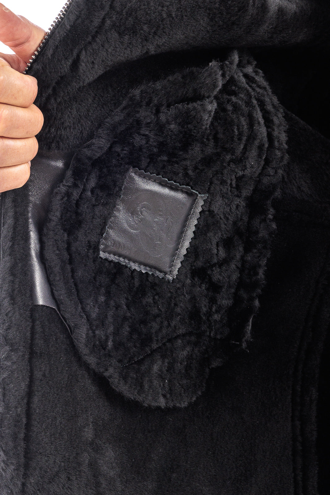 Cappottino in vero montone nero con pelo nero e cappuccio