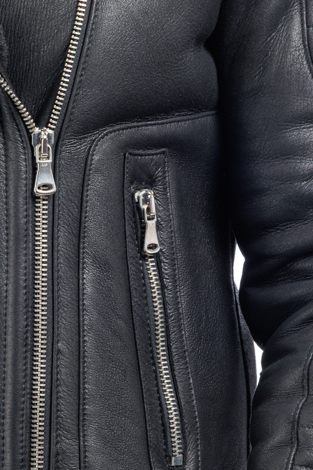 Chiodo nero interamente in montone merinos con zip - linea OVER