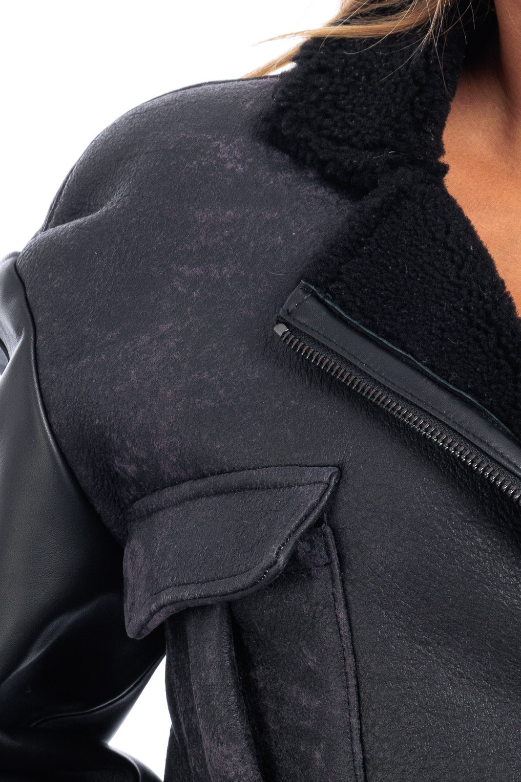 Giacca in montone viola da donna con zip e maniche in pelle - linea OVER