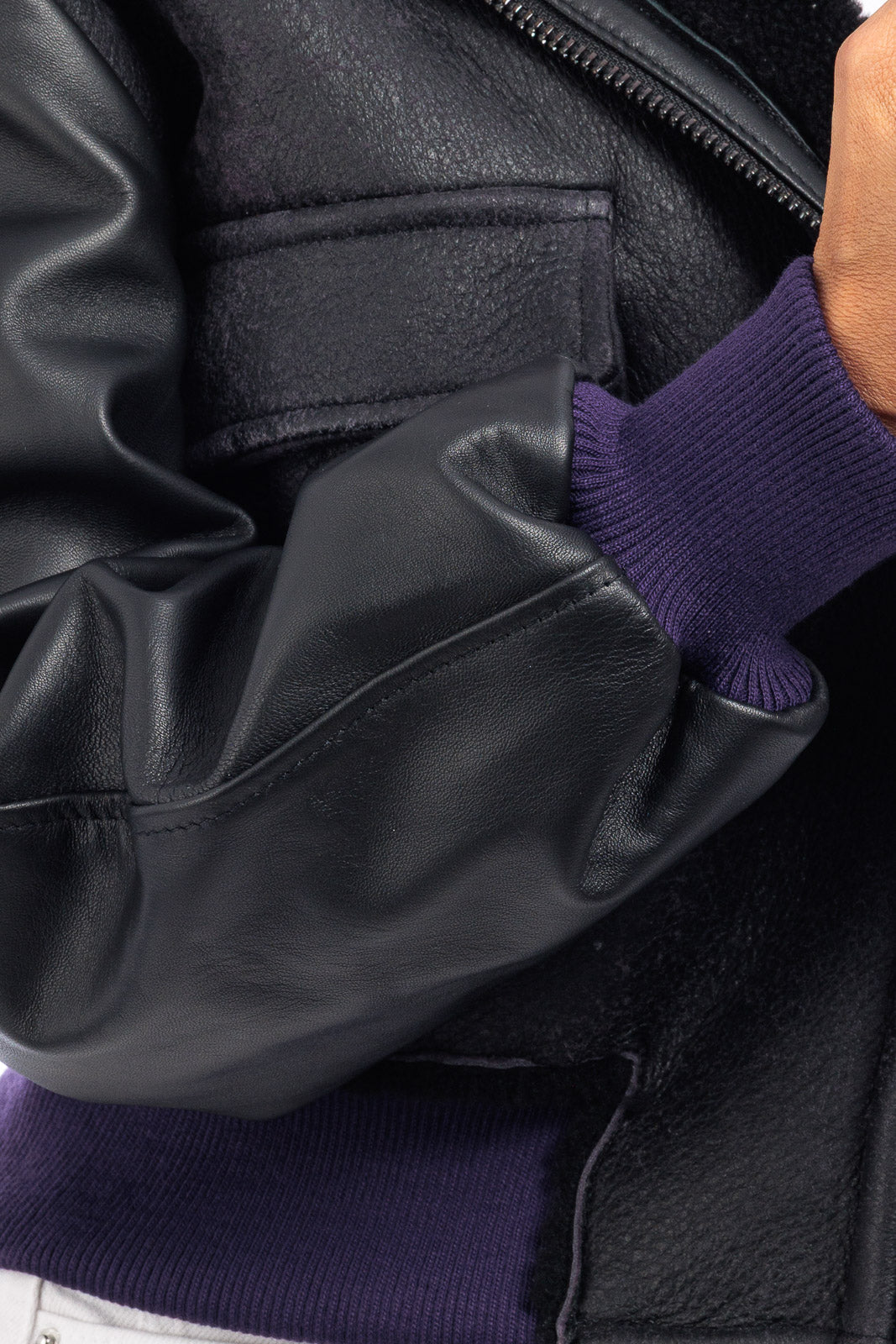 Giacca in montone viola da donna con zip e maniche in pelle - linea OVER
