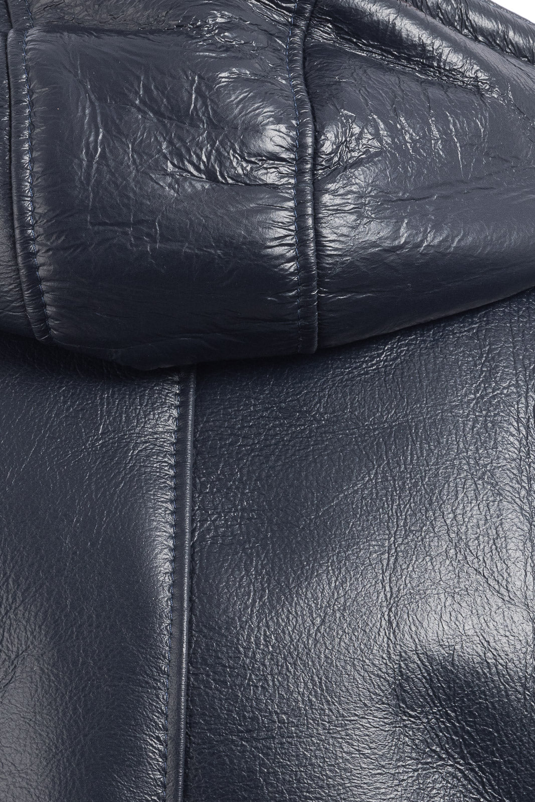 Bomber interamente in montone blu pelo nero con zip e cappuccio