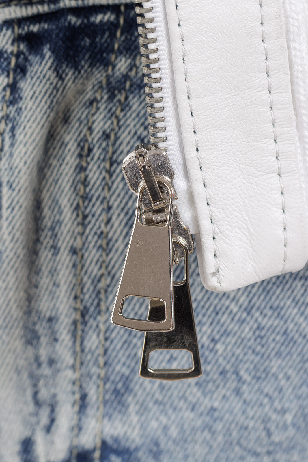 Bomber bianco con cappuccio in montone a pelo lungo