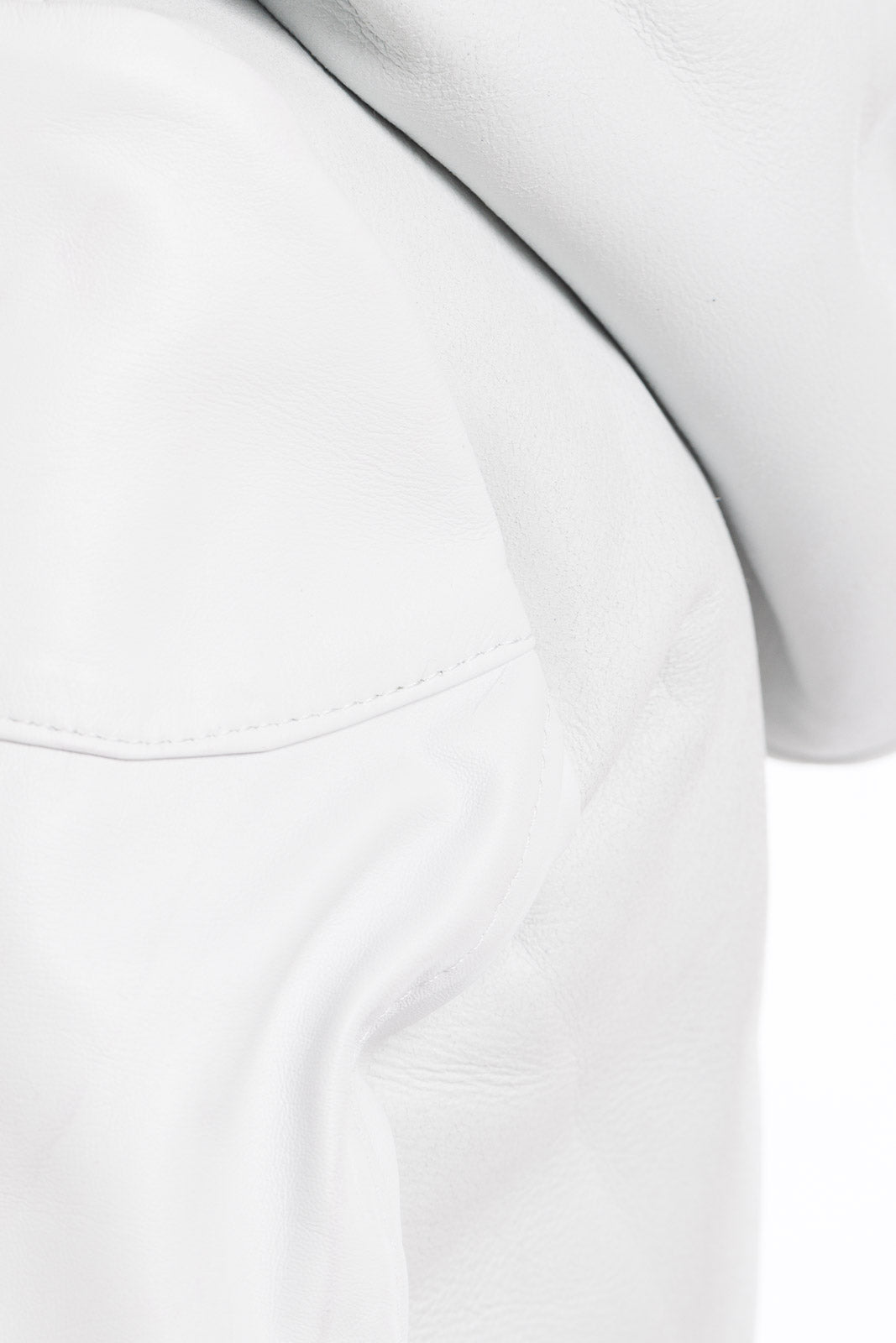 Bomber bianco con cappuccio in montone a pelo lungo