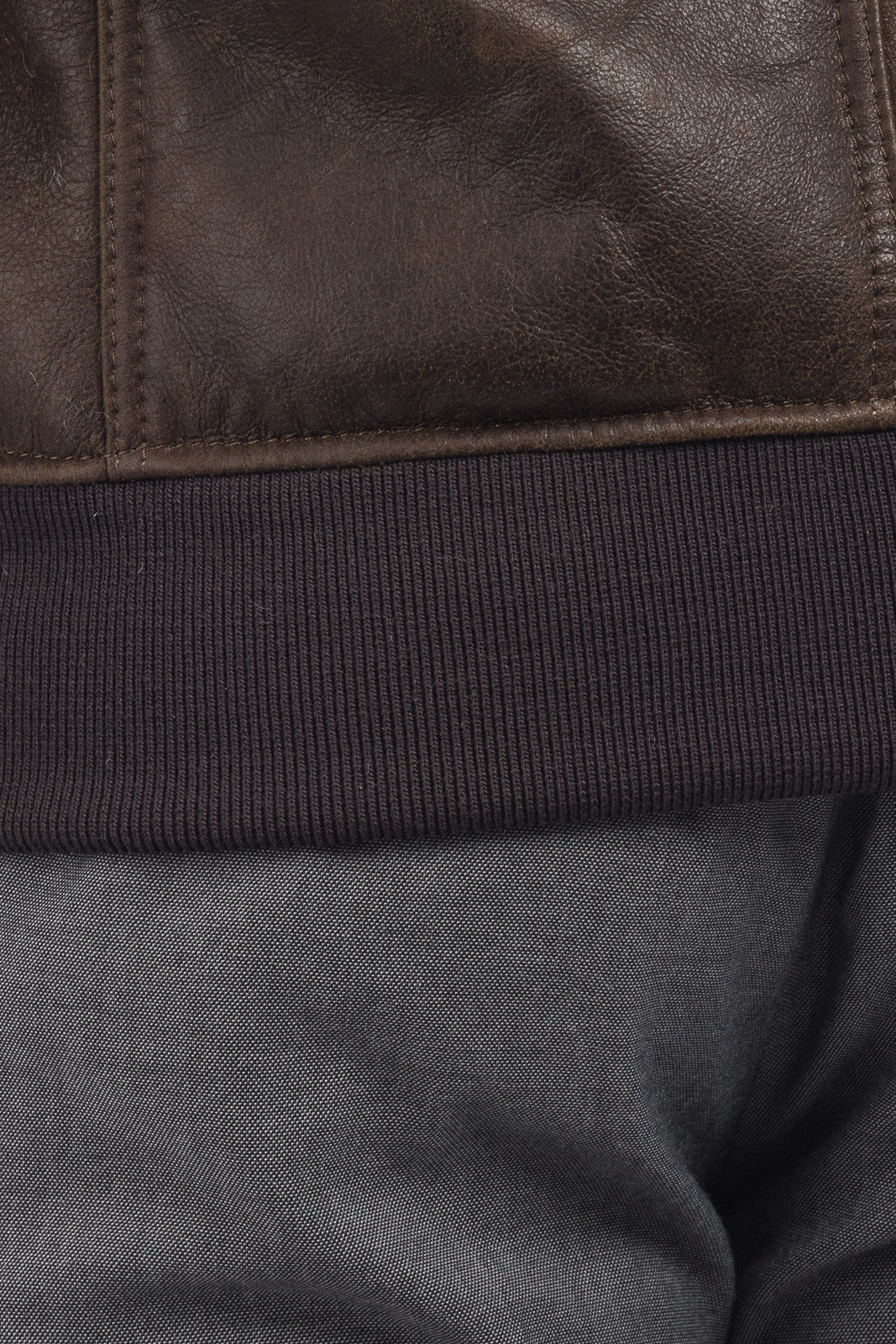 Bomber interamente in montone marrone pelo bianco con zip VAST