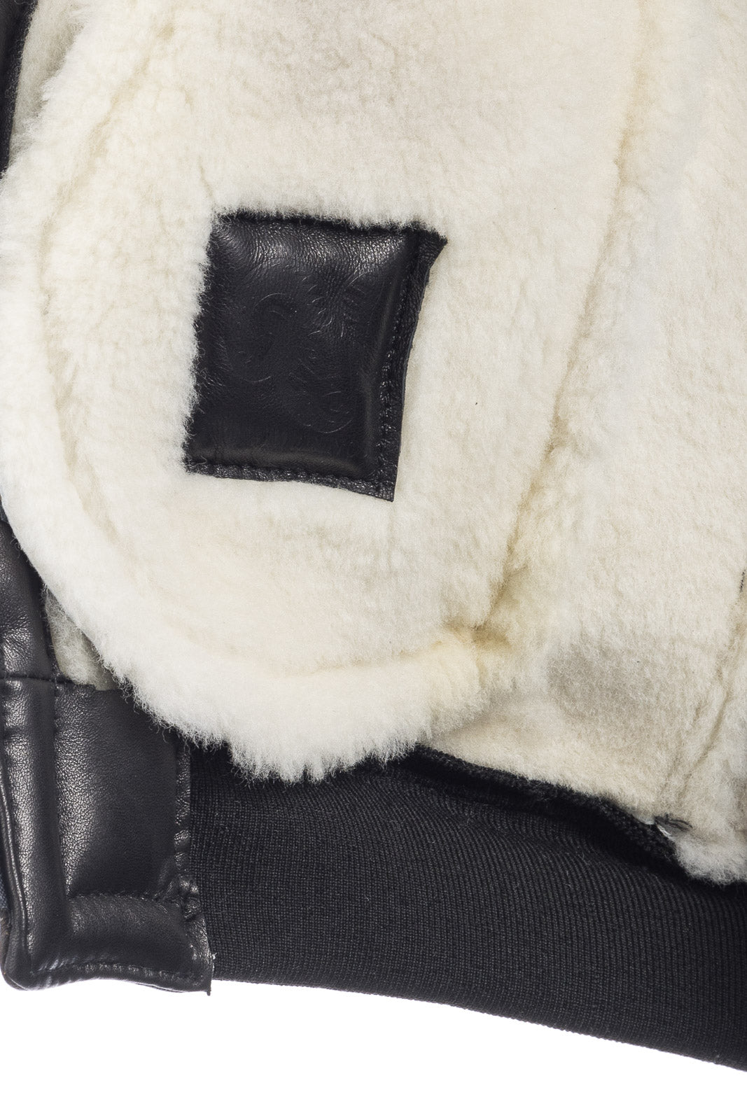 Bomber interamente in montone nero pelo bianco con zip e cappuccio REGLAN