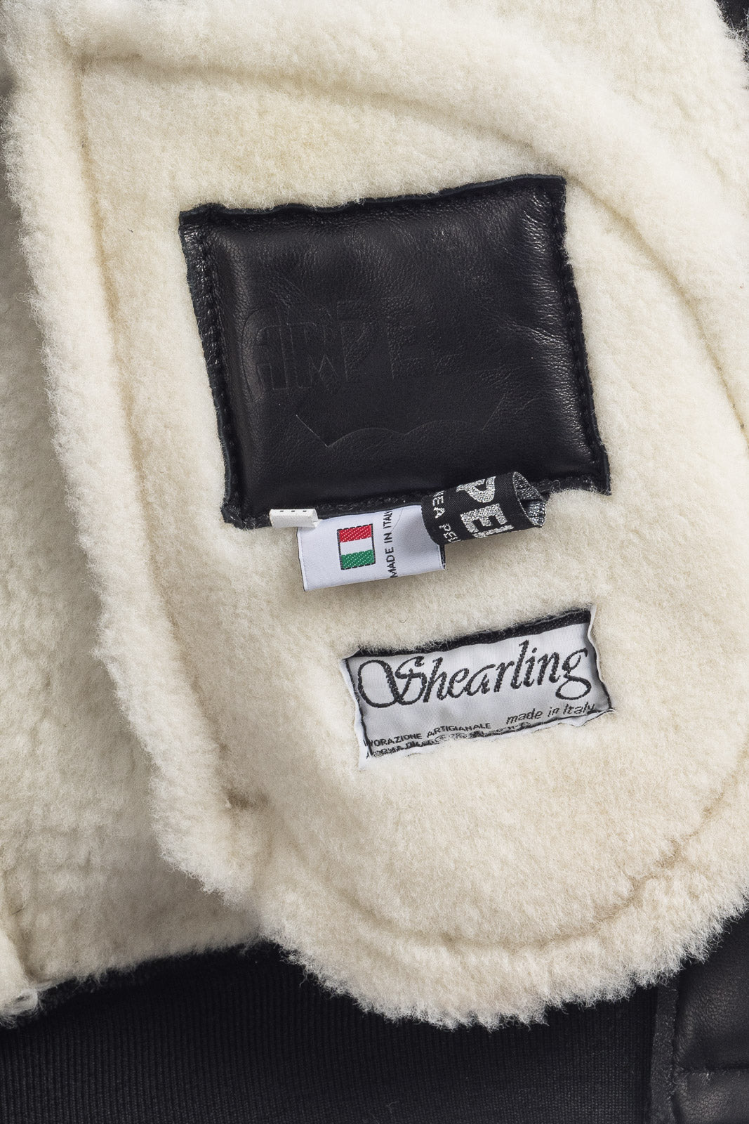 Bomber interamente in montone nero pelo bianco con zip e cappuccio REGLAN