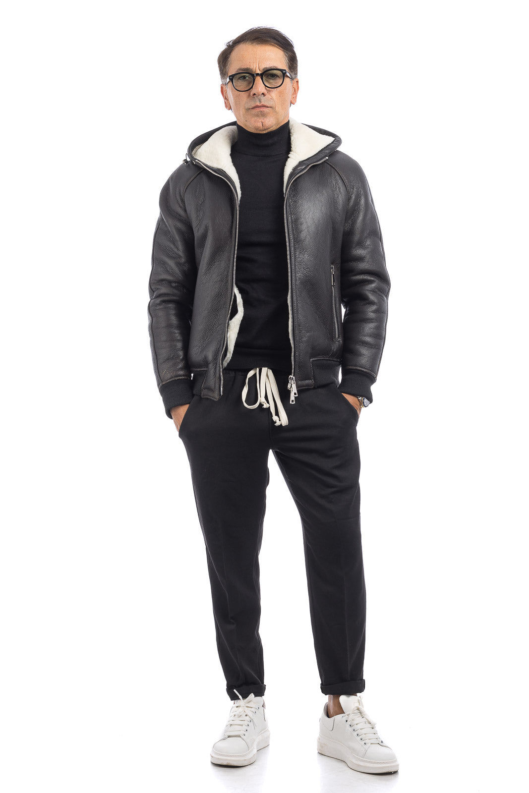 Bomber interamente in montone nero pelo bianco con zip e cappuccio REGLAN