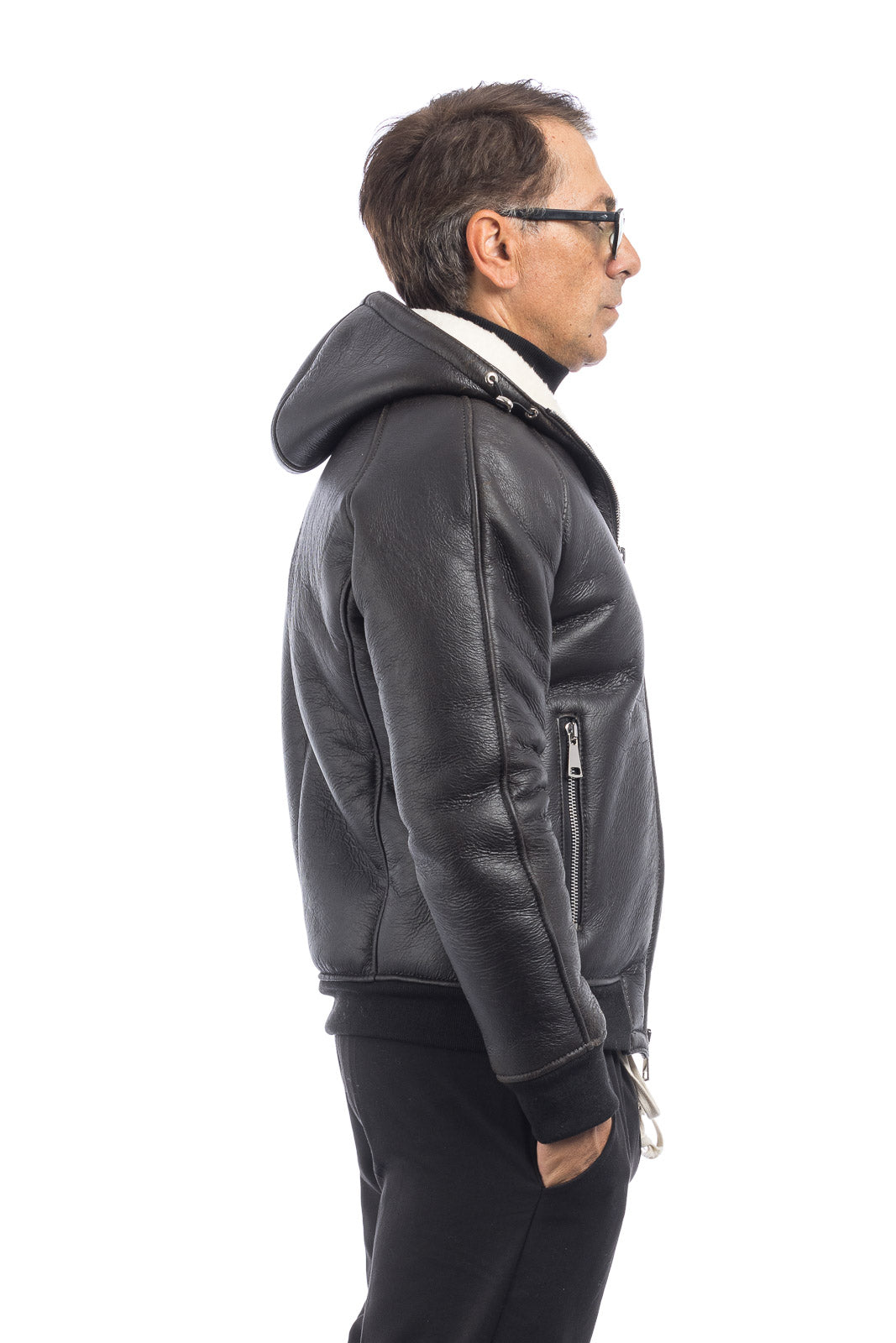 Bomber interamente in montone nero pelo bianco con zip e cappuccio REGLAN
