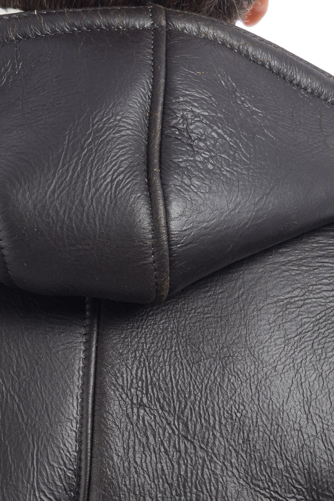 Bomber interamente in montone nero pelo bianco con zip e cappuccio REGLAN