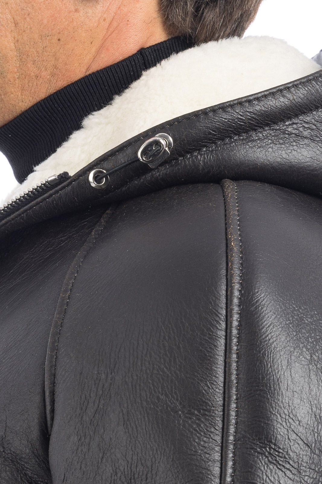 Bomber interamente in montone nero pelo bianco con zip e cappuccio REGLAN