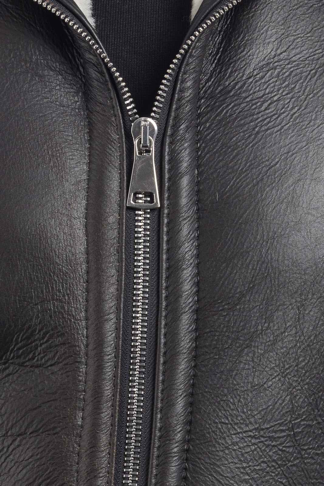 Bomber interamente in montone nero pelo bianco con zip e cappuccio REGLAN