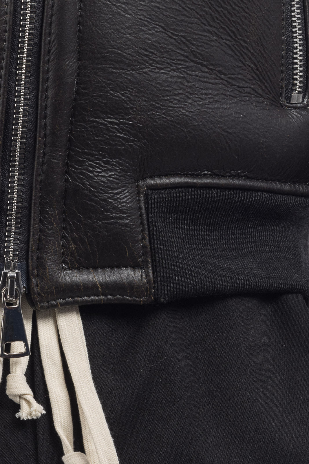 Bomber interamente in montone nero pelo bianco con zip e cappuccio REGLAN