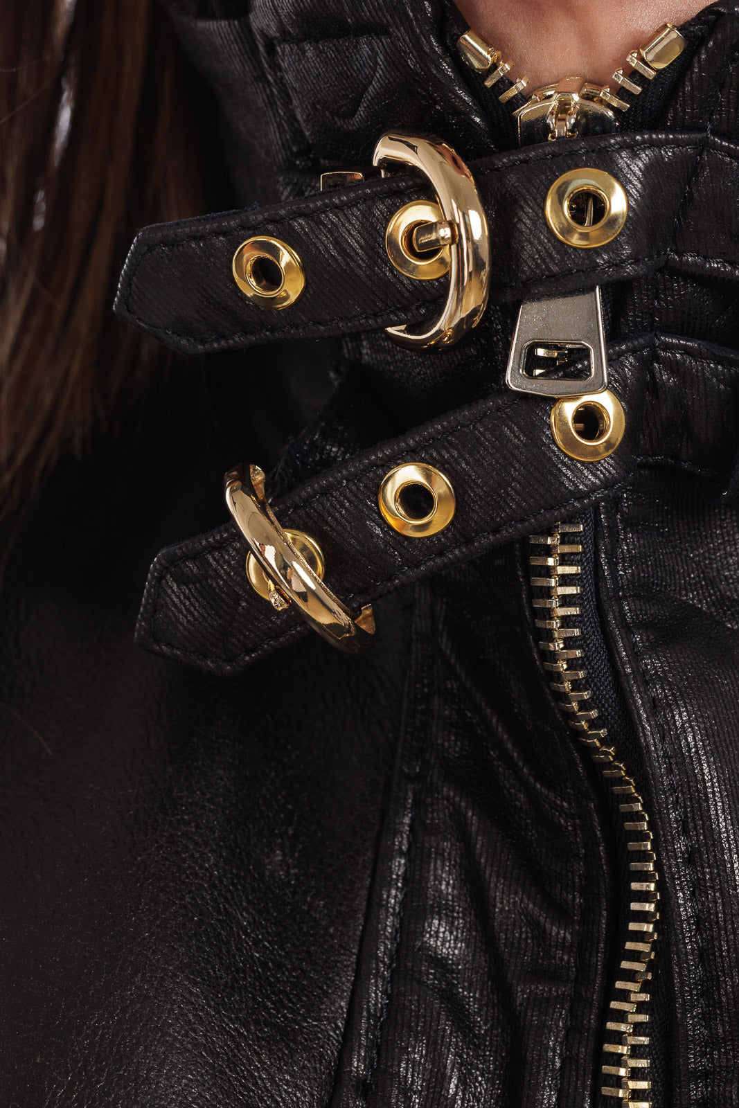 Giacca in montone da donna con zip e finiture in pelle nero