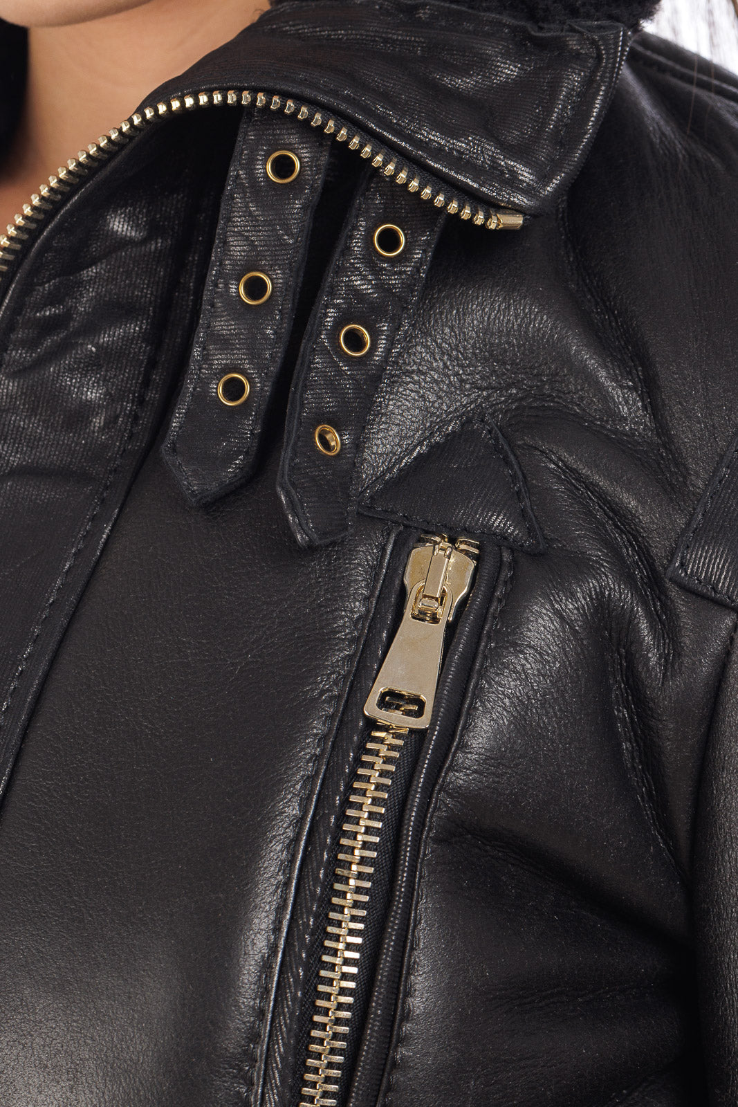 Giacca in montone da donna con zip e finiture in pelle nero