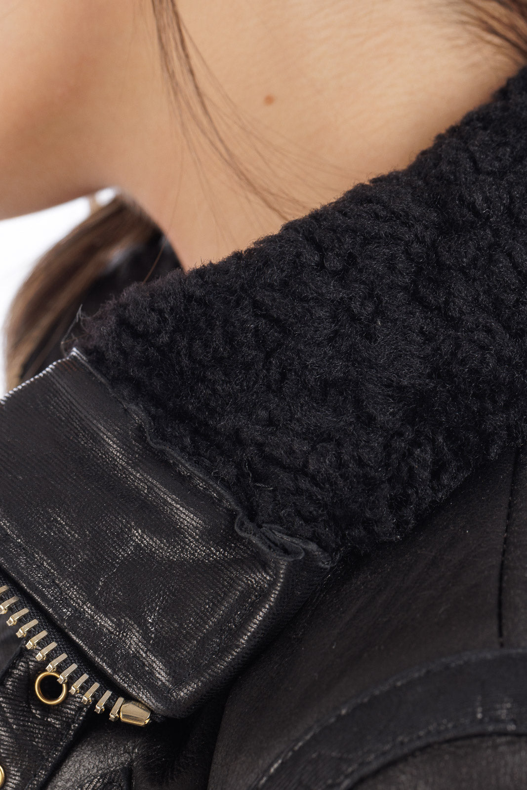 Giacca in montone da donna con zip e finiture in pelle nero