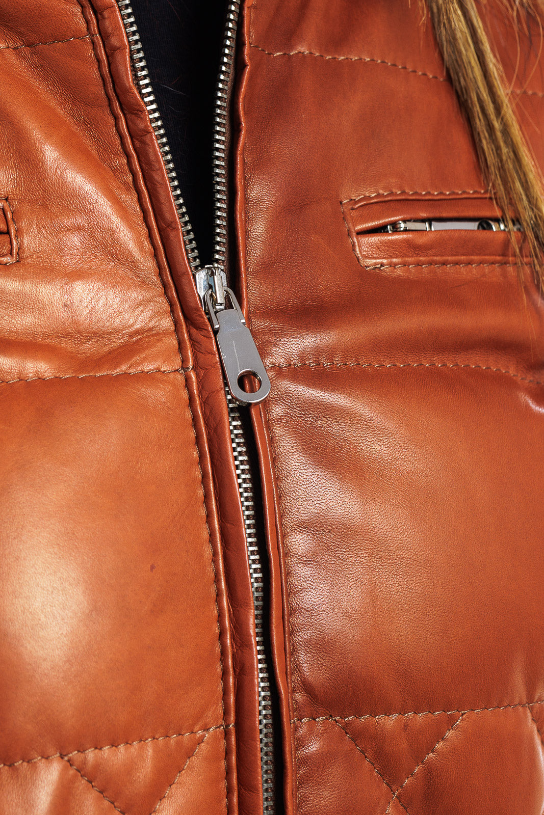 Piumino arancio in pelle con cappuccio staccabile