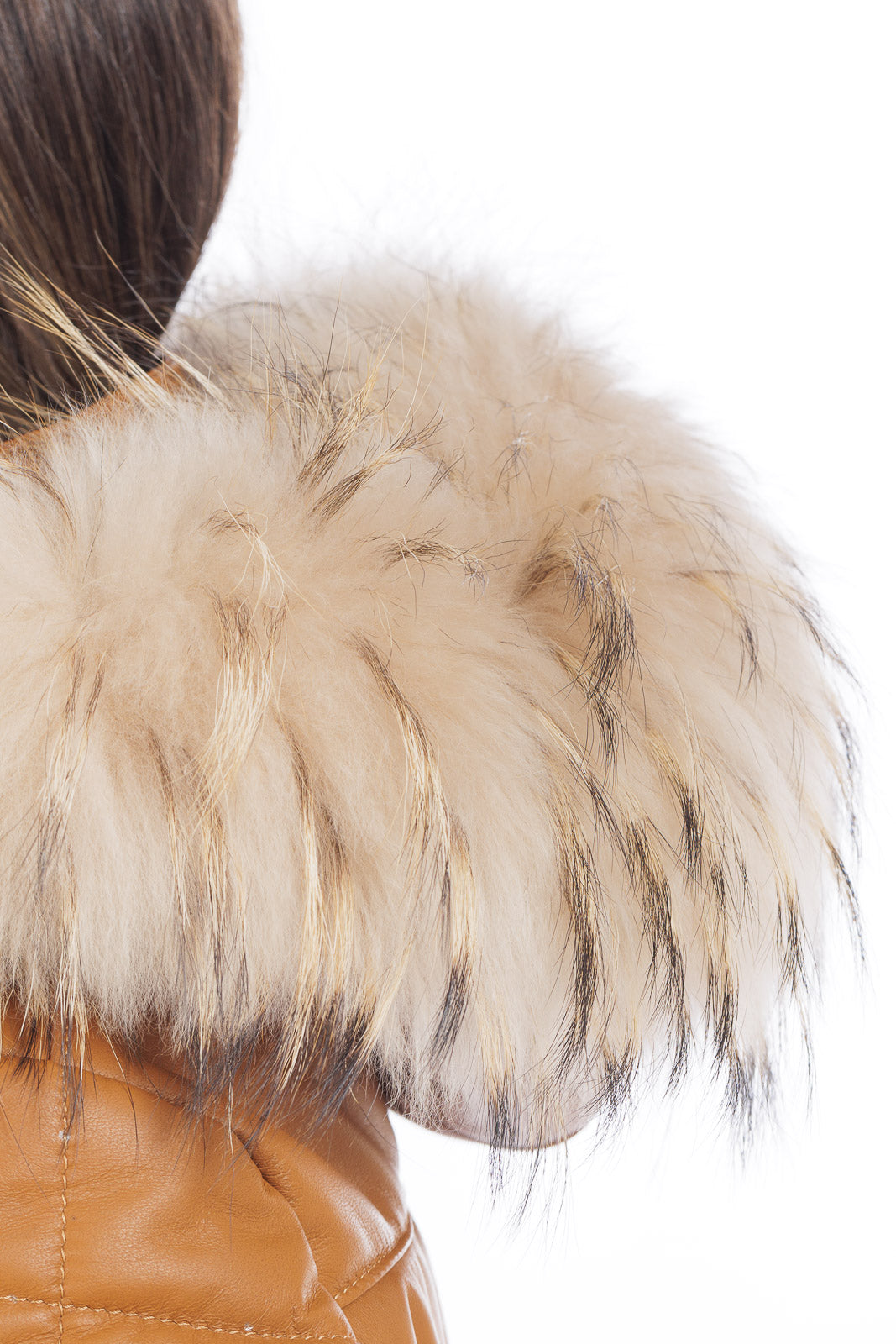 Piumino miele in pelle con cappuccio bordato in murmasky